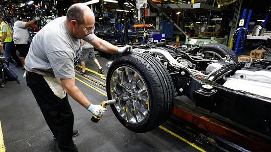 一名工人正在福特位于肯塔基州的卡车工厂生产线上组装全新2018款福特Expedition SUV