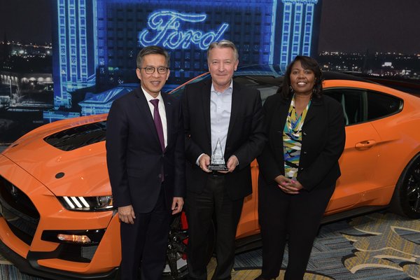 福特首席产品开发和采购负责人Hau Thai-Tang（左）以及福特质量和新车型项目副总裁Linda Cash（右）为耐世特汽车系统总裁Mike Richardson（中）颁奖